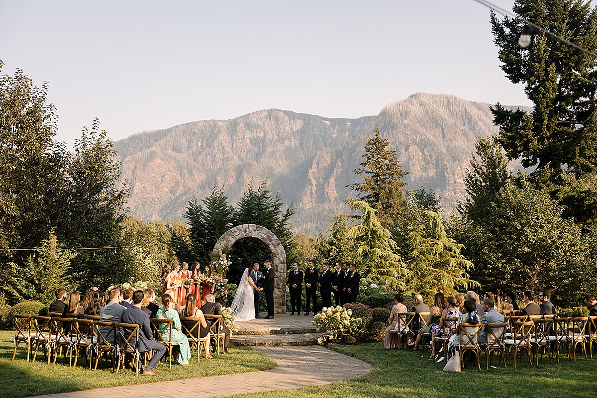a Columbia Gorge wedding at Cape Horn Estate